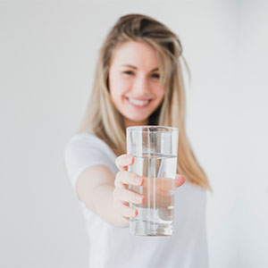 Що впливає на запах і смак води?