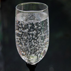 Натуральна мінеральна вода vs штучно мінералізована: різниця та вплив на організм людини