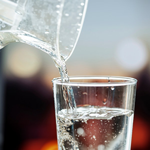 Термін зберігання питної води: як правильно зберігати воду вдома