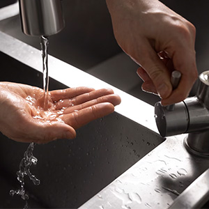 Що означає жорстка вода та як вона впливає на побутове життя