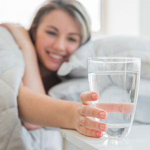 Для чого потрібно пити теплу воду зранку?