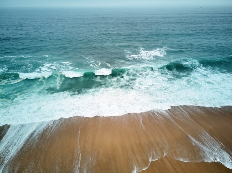 north-beach-ocean-nazare-portugal_1268-14122.jpg