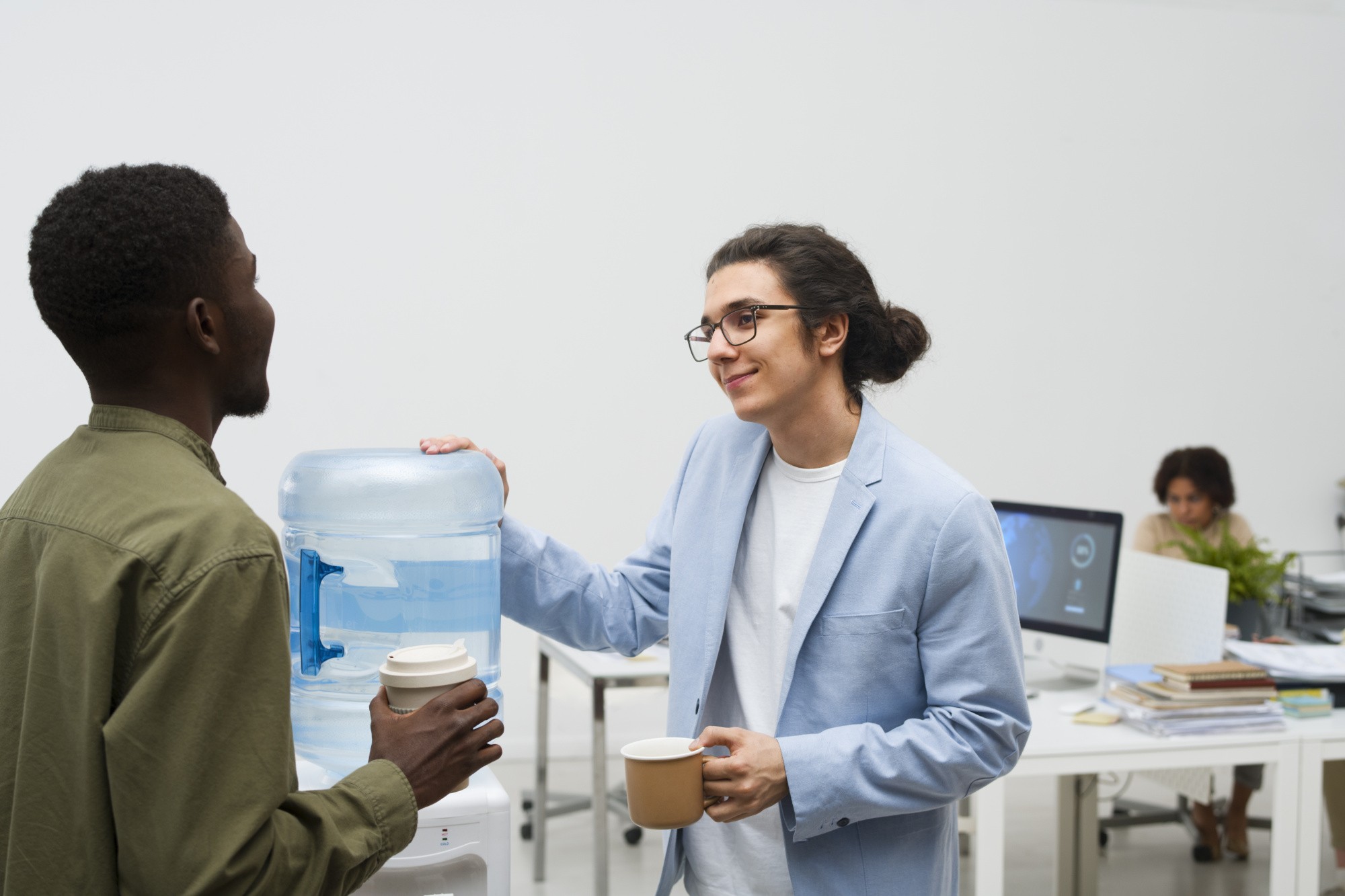medium-shot-people-chatting-work.jpg medium-shot-people-chatting-work.jpg