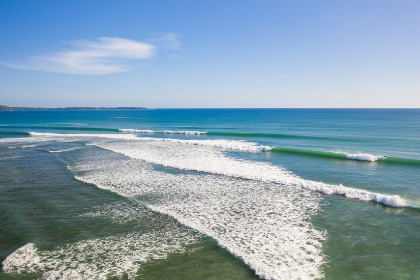 mesmerizing-view-waves-calm-sea-indonesia_181624-15684.jpg