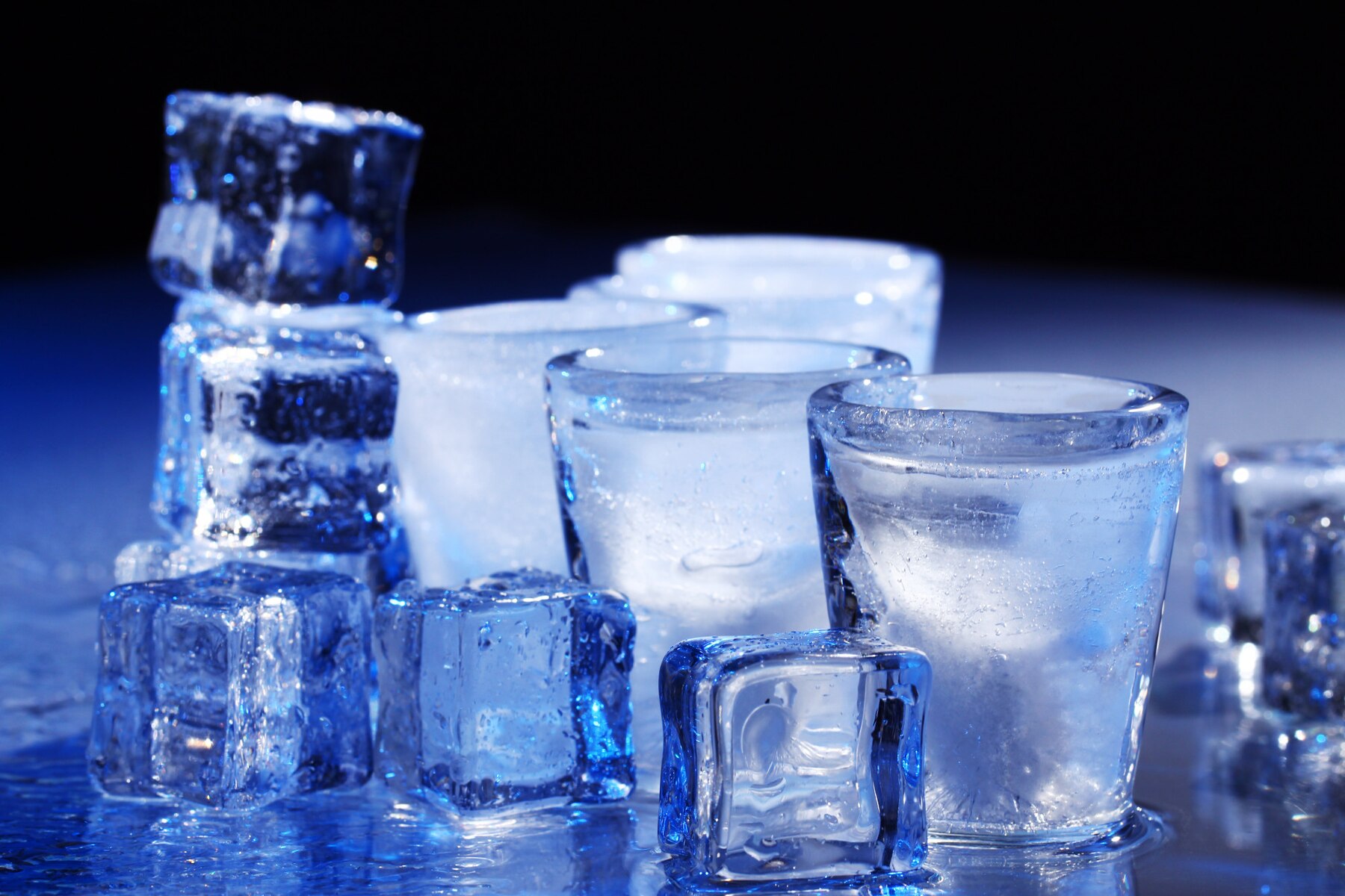 frozen-glasses-with-cold-alochol-drink_144627-19392.jpg