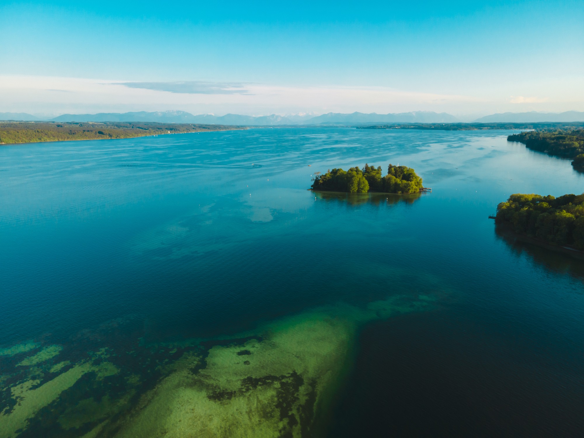 vid-s-vozduha-na-ostrov-roz-na-ozere-starnberg.jpg