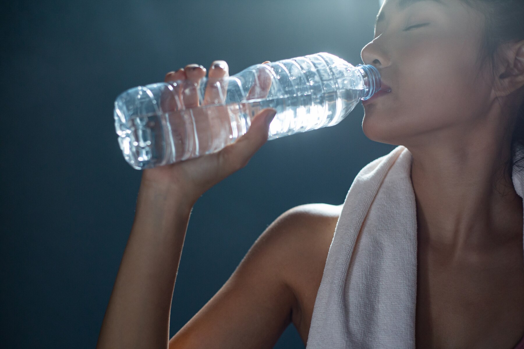 women-after-exercise-drink-water-from-bottles-and-handkerchiefs-in-the-gym_1150-16573.jpg